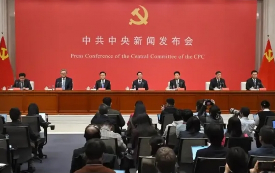 2025年10月20日至23日，中国共产党第二十届中央委员会第四次全体会议在北京召开，审议通过《中共中央关于制定国民经济和社会发展第十五个五年规划的建议》（以下简称《建议》）。作为“十四五”收官与“十五五”启航的关键节点会议，其对环保行业的部署不仅明确了未来5年的核心任务，更勾勒出绿色发展的全新路径。本文结合多份权威解读，从政策方向、重点领域到细分行业机遇，全面拆解“十五五”环保产业发展蓝图。“十