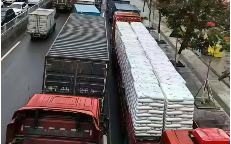 中东战火燃动全球塑料市场，一周暴涨40%的背后藏着这些真相